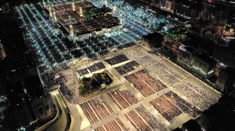 Gambar udara menunjukkan jamaah Muslim berdoa di sekitar Ka'bah di kompleks Masjidil Haram, Mekah, Arab Saudi, Jumat (29/4/2022). [SPA / AFP]
