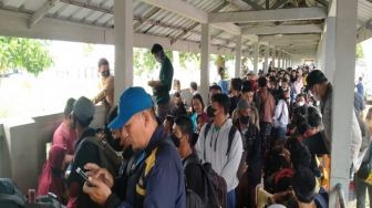 Para Pemudik, Rela Antre dan Menginap di Pelabuhan Tanjung Kalian