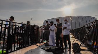 Umat islam menunaikan ibadah Shalat Idul Fitri 1 Syawal 1443 Hijriah di Jakarta International Stadium (JIS), Tanjung Priok, Jakarta Utara, Senin (2/5/2022). [Suara.com/Alfian Winanto]