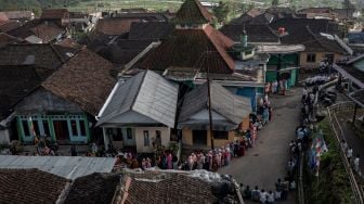  Foto udara sejumlah warga berkumpul saat mengikuti silaturahim lintas agama dalam perayaan Idul Fitri 1443 Hijriah di Dusun Tekelan, Desa Batur, Getasan, Kabupaten Semarang, Jawa Tengah, Senin (2/5/2022). [ANTARA/Aji Styawan/nym]