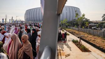 Umat islam menunaikan ibadah Shalat Idul Fitri 1 Syawal 1443 Hijriah di Jakarta International Stadium (JIS), Tanjung Priok, Jakarta Utara, Senin (2/5/2022). [Suara.com/Alfian Winanto]