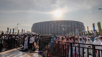 Ribuan Warga Jakarta Ikuti Shalat Idul Fitri di Jakarta International Stadium