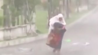 Viral Video Anak Gendong Ibu Saat Hujan Deras Jelang Shalat Idul Fitri di Kantor Gubernur Sumbar, Netizen Terharu