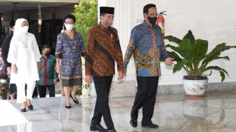 Presiden Joko Widodo (kedua kanan) bersama Ibu Negara Iriana Joko Widodo (kiri) berjalan dengan Gubernur DIY Sri Sultan Hamengku Buwono X (kanan) dan istri Gusti Kanjeng Ratu (GKR) Hemas (ketiga kiri) di Keraton Yogyakarta, Senin (2/5/2022). [ANTARA FOTO/HO/Biro Pers Setpres/Lukas/sgd/hp]