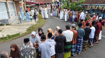 Sejumlah warga bersalaman usai melaksanakan salat Idul Fitri 1443 Hijriyah di Desa Darmaraja, Kabupaten Ciamis, Jawa Barat, Senin (2/4/2022). [ANTARA FOTO/Adeng Bustomi/hp]
