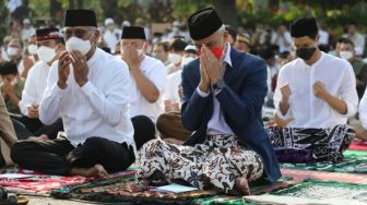 Warga Antusias Salat Id Berjamaah di Simpang Lima, Ganjar Pranowo: Suasananya Luar Biasa