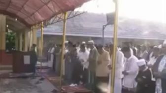 Detik-detik Pria Jatuh Tersungkur Saat Sholat Idul Fitri, Netizen Kira Meninggal