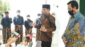 Presiden Joko Widodo (kedua kanan) didampingi Gubernur DIY Sri Sultan Hamengku Buwono X memberikan keterangan kepada wartawan di Keraton Yogyakarta, Senin (2/5/2022). [ANTARA FOTO/HO/Biro Pers Setpres/Lukas/sgd/hp]