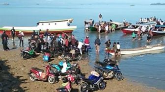 Perahu Pemudik Tabrakan, 4 Penumpang Jatuh ke Laut dan 2 Sepeda Motor Tenggelam