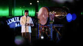 Gubernur DKI Jakarta Anies Baswedan memberikan sambutan pada acara Festival Tabuh Bedug Malam Takbiran di Jakarta International Stadium (JIS), Jakarta, Minggu (1/5/2022). [ANTARA FOTO/Rivan Awal Lingga/nz]