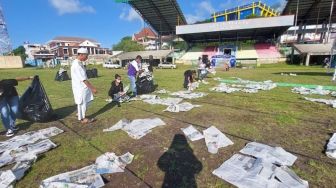 Momen Pemuda Gereja Bagi-bagi Koran Gratis ke Jemaah Buat Alas Salat Id