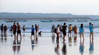 Wisatawan Australia Dan Jerman Nyaris Tenggelam di Pantai Kuta Saat Cuaca Ekstrem