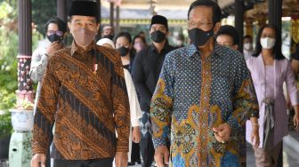 Presiden Joko Widodo (kiri) didampingi Gubernur DIY Sri Sultan Hamengku Buwono X berjalan di Keraton Yogyakarta, Senin (2/5/2022). [ANTARA FOTO/HO/Biro Pers Setpres/Lukas/sgd/hp]
