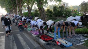 Pecalang atau satuan pengamanan desa adat Bali turut berjaga saat pelaksanaan Shalat Idul Fitri 1443 Hijriah di Lapangan Lumintang, Denpasar, Bali, Senin (2/5/2022).  [ANTARA FOTO/Nyoman Hendra Wibowo/hp]
