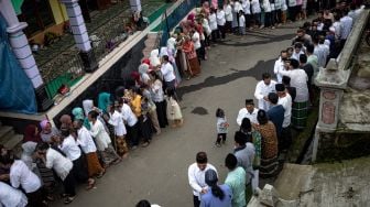  Warga bersalaman saat mengikuti acara silaturahim lintas agama dalam perayaan Idul Fitri 1443 Hijriah di Dusun Tekelan, Desa Batur, Getasan, Kabupaten Semarang, Jawa Tengah, Senin (2/5/2022). [ANTARA/Aji Styawan/nym]