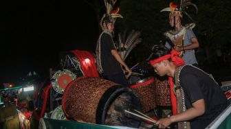 Peserta mengikuti pawai takbiran Idul Fitri 1443 H di kawasan Bundaran Besar, Palangka Raya, Kalimantan Tengah, Minggu (1/5/2022).  [ANTARA FOTO/Makna Zaezar/nz]