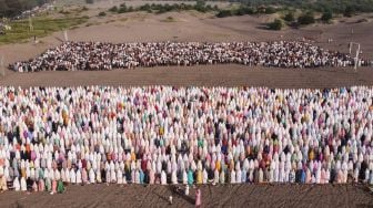 Umat Islam mengikuti shalat Idul Fitri 1443 H di Gumuk Pasir Parangkusumo, Bantul, DI Yogyakarta, Senin (2/5/2022).  [ANTARA FOTO/Hendra Nurdiyansyah/hp]
