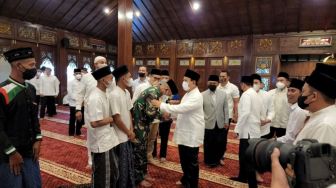 Menhan Prabowo Subianto Laksanakan Salat Idul Fitri di Masjid Nurul Wathon Hambalang Bogor