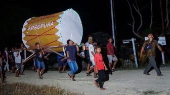 Sejumlah pemuda memikul beduk saat takbir keliling di sepanjang kampung Arsopura, Skanto, Keerom, Papua, Minggu (1/5/2022).  [ANTARA FOTO/Indrayadi TH/nz]