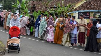 Sejumlah warga bersalaman usai melaksanakan salat Idul Fitri 1443 Hijriyah di Desa Darmaraja, Kabupaten Ciamis, Jawa Barat, Senin (2/4/2022). [ANTARA FOTO/Adeng Bustomi/hp]