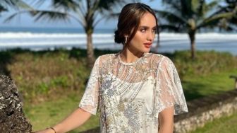 Cinta Laura Lebaran Bareng Orangtua di Bali, Outfitnya Ngejreng Banget