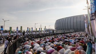 Umat islam menunaikan ibadah Shalat Idul Fitri 1 Syawal 1443 Hijriah di Jakarta International Stadium (JIS), Tanjung Priok, Jakarta Utara, Senin (2/5/2022). [Suara.com/Alfian Winanto]