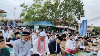 Ribuan Umat Muslim Sekadau Salat Idul Fitri 1443 H di Terminal Lawang Kuari