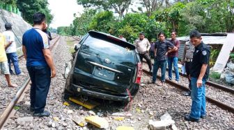 Kronologi 10 Penumpang Toyota Avanza Selamat saat Mobil Ditabrak Kereta Api di Muaraenim