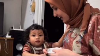 Momen Lebaran Pakai Seragam, Seorang Anak Jadi Salah Peluk Ibunya, Warganet: Bapaknya Juga Jangan Sampai Salah