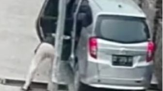 Viral! Aksi Seorang Pria di Kendari Terekam CCTV Curi Besi Penutup Selokan