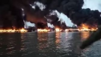 Puluhan Kapal yang Bersandar di Pelabuhan Batre Cilacap Terbakar