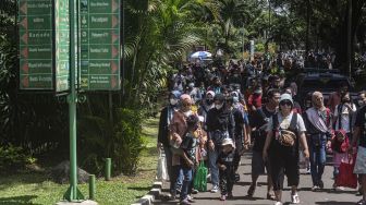 Pengunjung berjalan menuju kawasan satwa di Taman Margasatwa Ragunan, Jakarta, Selasa (3/5/2022). ANTARA FOTO/Aprillio Akbar
