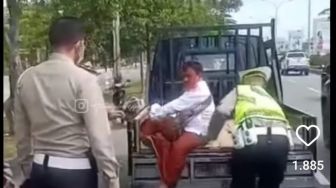 Nekat Berkendara Tak Pakai Helm, Kepala Pria Ini Berdarah Akibat Kecelakaan, Netizen : Mungkin Kopiahnya SNI