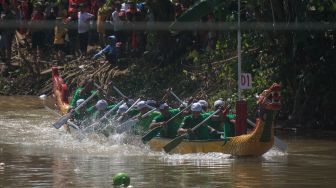 Sekelompok peserta berusaha mendayung perahunya saat mengikuti lomba perahu dayung tradisional di Sungai Sambong, Klidanglor, Kabupaten Batang, Jawa Tengah, Selasa (3/5/2022). [ANTARA FOTO/Harviyan Perdana Putra/nym]
