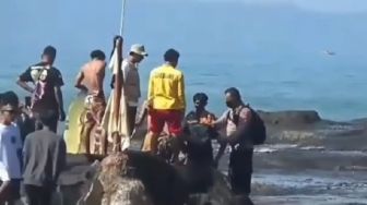 Wisatawan Pantai Karanghawu Sukabumi Terseret Ombak, Gegara Asik Selfie di Pinggir Pantai