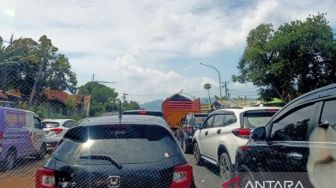 Jalan Nasional Bandung-Cianjur Macet Parah Lagi, Pemudik Terpaksa Jalan Kaki