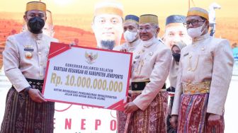 Gubernur Sulsel Berikan Bantuan Rp 10 Miliar Untuk Infrastruktur Jalan Dan Rehab Masjid