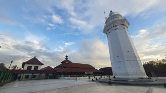 Masjid Agung Banten Dipenuhi Peziarah di Lebaran Hari Kedua