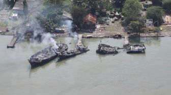 Potret dari Udara Deretan Bangkai Kapal Nelayan Terbakar di Cilacap