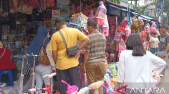 Panen Berkah, Pasar Gembrong Diserbu Warga yang Ingin Belanjakan Uang THR