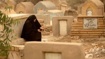 Badai Pasir Tak Surutkan Niat Warga Irak untuk Ziarah Makam saat Hari Raya Idul Fitri