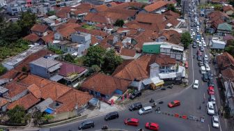 Foto udara antrean kendaraan memadati di Jalur Selatan Sindangkasih, Kabupaten Ciamis, Jawa Barat, Rabu (4/5/2022).  [ANTARA FOTO/Adeng Bustomi/nz]