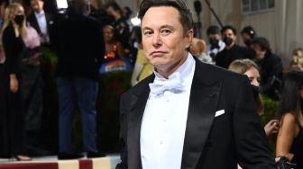 Bukan Perempuan Muda, Elon Musk Malah Gandeng Supermodel Berusia 74 Tahun ke Met Gala 2022