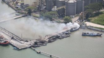 Sedikitnya 45 kapal milik nelayan di perairan Dermaga Wijayapura, Cilacap terbakar pada Selasa (3/5/2022) sore. [Dok Humas Polda Jateng]