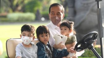 Nikmati Lebaran Idul Fitri, Jokowi Bermain Bareng Cucu di Istana Yogyakarta