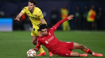 Bek Villarreal Alfonso Pedraza (kiri) bersaing dengan bek Liverpool Trent Alexander-Arnold saat pertandingan leg kedua semifinal UEFA Liga Champions antara Liverpool dan Villarreal di stadion La Ceramica, Villarreal, Spanyol, Selasa (3/5/2022). [Paul ELLIS / AFP]