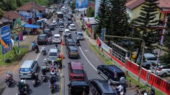 Foto udara antrean kendaraan memadati di Jalur Selatan Sindangkasih, Kabupaten Ciamis, Jawa Barat, Rabu (4/5/2022).  [ANTARA FOTO/Adeng Bustomi/nz]