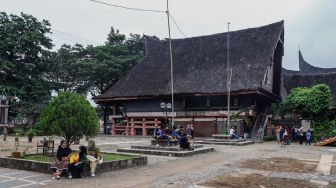 Pengunjung berwisata mengunjungi Anjungan Sumatera Utara di Taman Mini Indonesia Indah, Jakarta Timur, Rabu (4/5/2022). [Suara.com/Alfian Winanto]