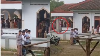 Tak Kebagian Tempat, Pria ini Salat Ied di Atas Pagar, Warganet Malah Salfok Hal ini