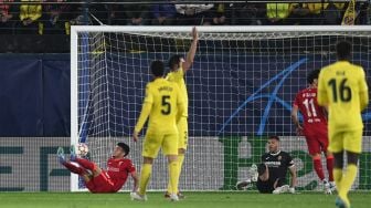 BGelandang Liverpool Luis Diaz (kiri) mencetak gol saat pertandingan leg kedua semifinal UEFA Liga Champions antara Liverpool dan Villarreal di stadion La Ceramica, Villarreal, Spanyol, Selasa (3/5/2022). [Paul ELLIS / AFP]